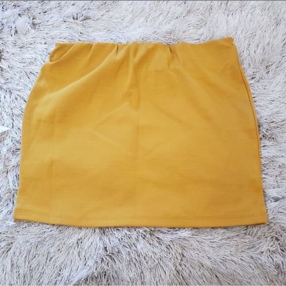 Women's Mini Skirt Color Yellow Elastic Waist By MINE Size Large - Picture 2 of 2